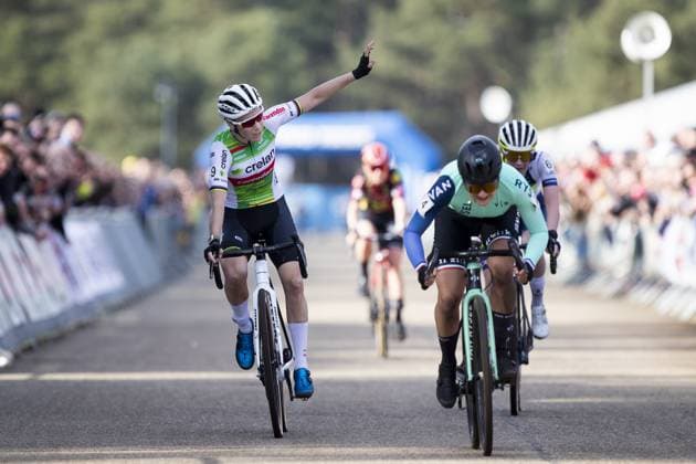 Belgian Sanne Cant (L) crosses the finish line of the women s elite race at the Sluitingsprijs Oostmalle cyclocross race, Sunday 23 February 2025, in Oostmalle, the last race of the 2024-2025 cyclocross season. KRISTOFxVANxACCOM  x113107775x