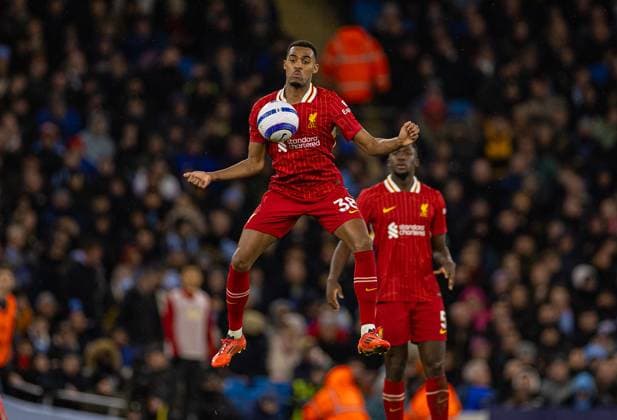 Sport Themen der Woche KW08 Sport Bilder des Tages Football - FA Premier League - Manchester City FC v Liverpool FC MANCHESTER, ENGLAND - Sunday, February 23, 2025: Liverpool s Ryan Gravenberch during the FA Premier League match between Manchester City FC and Liverpool FC at the City of Manchester Stadium. (Photo by David Rawcliffe Propaganda) MANCHESTER City of Manchester Stadium GREATER MANCHESTER ENGLAND  Copyright: xDavidxRawcliffex P2025-02-23-Man_City_Liverpool-59