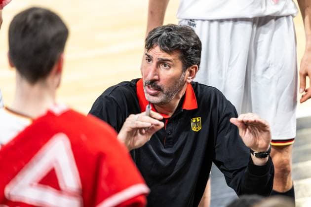 FIBA Basketball, EuroBasket Qualifiers 2025, Herren. Gruppe D. 23.02.2025, Deutschland - Bulgarien Alex Mumbru Murcia (Head Coach) Deutschland Copyright: Alexander Trienitz.