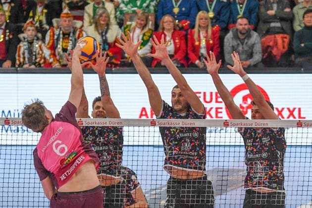 Sport Bilder des Tages v.li.: Lovis Homberger (Energiequelle Netzhoppers, 6) schmettert den Ball, Aktion, Action, Spielszene, 23.02.2025, Düren (Deutschland), Volleyball, 1. Bundesliga Männer, SWD Powervolleys Düren - Energiequelle Netzhoppers KW