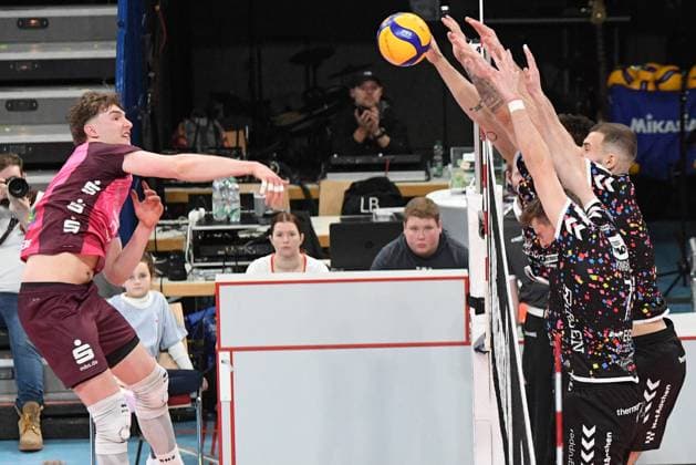 v.li.: Lovis Homberger (Energiequelle Netzhoppers, 6) schmettert den Ball, Aktion, Action, Spielszene, 23.02.2025, Düren (Deutschland), Volleyball, 1. Bundesliga Männer, SWD Powervolleys Düren - Energiequelle Netzhoppers KW