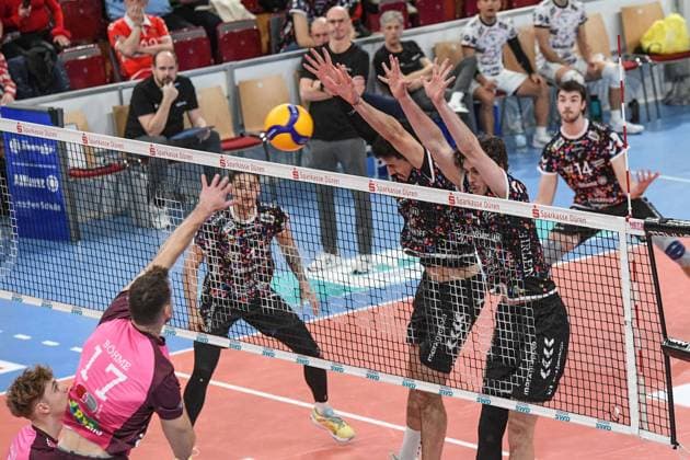 v.li.: Yann Niclas Böhme (Energiequelle Netzhoppers, 17) schmettert den Ball gegen den Dürener Block, Aktion, Action, Spielszene, 23.02.2025, Düren (Deutschland), Volleyball, 1. Bundesliga Männer, SWD Powervolleys Düren - Energiequelle Netzhoppers KW