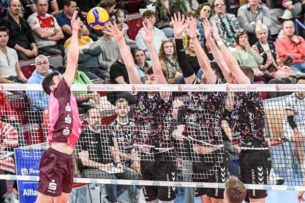 v.li.:, 23.02.2025, Düren (Deutschland), Volleyball, 1. Bundesliga Männer, SWD Powervolleys Düren - Energiequelle Netzhoppers KW