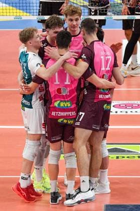 Die Spieler von Ernergiequelle Netzhoppers jubeln über einen Punkt, Jubel, celebrate the point, celebration, Action, Aktion, 23.02.2025, Düren (Deutschland), Volleyball, 1. Bundesliga Männer, SWD Powervolleys Düren - Energiequelle Netzhoppers KW