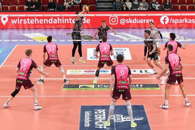 Michael Andrei (Powervolleys Düren, 11) legt den Ball über das Netz. Aktion, Action, Spielszene, 23.02.2025, Düren (Deutschland), Volleyball, 1. Bundesliga Männer, SWD Powervolleys Düren - Energiequelle Netzhoppers KW