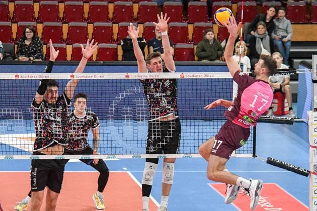 Yann Niclas Böhme (Energiequelle Netzhoppers, 17) schmettert den Ball, 23.02.2025, Düren (Deutschland), Volleyball, 1. Bundesliga Männer, SWD Powervolleys Düren - Energiequelle Netzhoppers KW