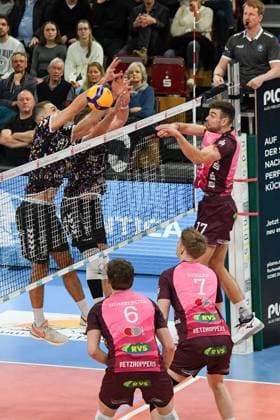 Yann Niclas Böhme (Energiequelle Netzhoppers, 17) rechts, schmettert gegen den Block, Aktion, Action, Spielszene, 23.02.2025, Düren (Deutschland), Volleyball, 1. Bundesliga Männer, SWD Powervolleys Düren - Energiequelle Netzhoppers KW