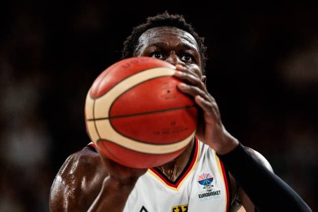 FIBA EuroBasket Qualifiers, Deutschland - Bulgarien; 23.02.2025 Isaac Bonga (Deutschland, 0) an der Freiwurflinie FIBA EuroBasket Qualifiers, Deutschland - Bulgarien, Bamberg, brose ARENA am 23.02.2025 Copyright: xBEAUTIFULxSPORTS Wunderlx