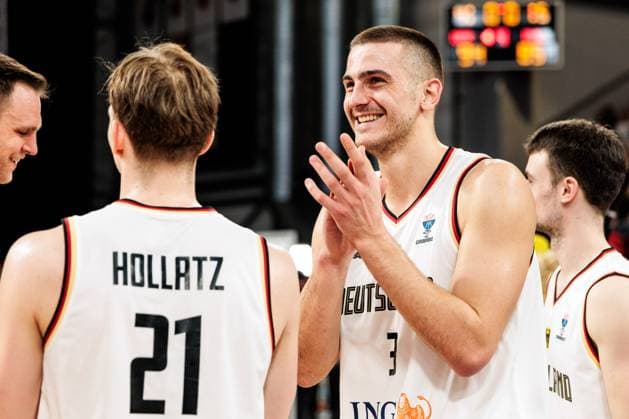 FIBA EuroBasket Qualifiers, Deutschland - Bulgarien; 23.02.2025 Tim Schneider (Deutschland, 3) applaudiert lachend Richtung Fans FIBA EuroBasket Qualifiers, Deutschland - Bulgarien, Bamberg, brose ARENA am 23.02.2025 Copyright: xBEAUTIFULxSPORTS Wunderlx