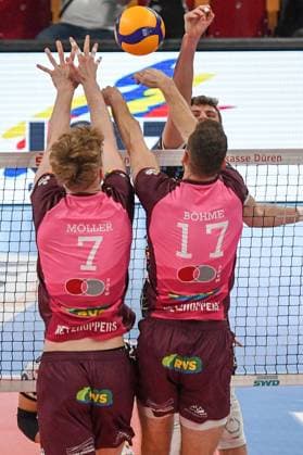 v.li.: Carl Möller (Energiequelle Netzhoppers, 7) und Yann Niclas Böhme (Energiequelle Netzhoppers, 17) blockieren den Schmetterball eines Düreners, Aktion, Action, Spielszene, 23.02.2025, Düren (Deutschland), Volleyball, 1. Bundesliga Männer, SWD Powervolleys Düren - Energiequelle Netzhoppers KW