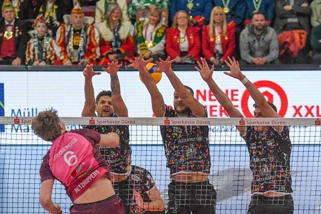 v.li.: Lovis Homberger (Energiequelle Netzhoppers, 6) am Netz im Zweikampf, Duell, duel, tackle, Dynamik, Action, Aktion,, 23.02.2025, Düren (Deutschland), Volleyball, 1. Bundesliga Männer, SWD Powervolleys Düren - Energiequelle Netzhoppers KW