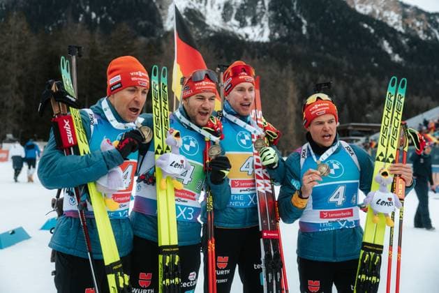 22.02.2025, Biathlon, WM, Saison 2024 2025, Lenzerheide, WM, Biathlon, Staffel Männer (4x7, 5km) Teamfoto Deutschland mit Bronze Medaille Philipp NAWRATH, Danilo RIETHMÜLLER, Johannes KÜHN, Philipp HORN (v.l.) Lenzerheide Roland Arena GR Schweiz *** 22 02 2025, Biathlon, World Championships, Season 2024 2025, Lenzerheide, World Championships, Biathlon, Relay Men 4x7, 5km Team photo Germany with bronze medal Philipp NAWRATH, Danilo RIETHMÜLLER, Johannes KÜHN, Philipp HORN v l Lenzerheide Roland Arena GR Switzerland