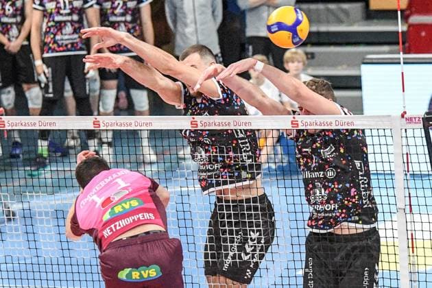 v.li.: Theo Timmermann (Energiequelle Netzhoppers, 11) am Netz im Zweikampf, Duell, duel, tackle, Dynamik, Action, Aktion,, 23.02.2025, Düren (Deutschland), Volleyball, 1. Bundesliga Männer, SWD Powervolleys Düren - Energiequelle Netzhoppers KW