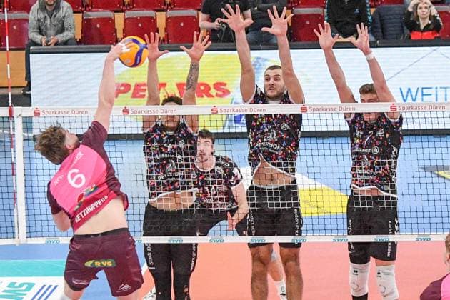 v.li.: Lovis Homberger (Energiequelle Netzhoppers, 6) schmettert den Ball gegen den Dürener Block, Aktion, Action, Spielszene, 23.02.2025, Düren (Deutschland), Volleyball, 1. Bundesliga Männer, SWD Powervolleys Düren - Energiequelle Netzhoppers KW