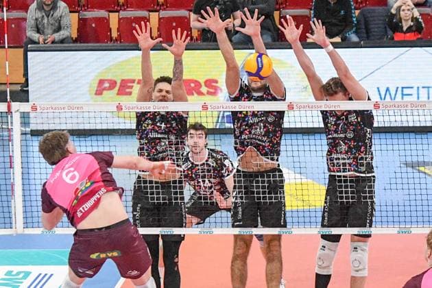 v.li.: Lovis Homberger (Energiequelle Netzhoppers, 6) schmettert den Ball gegen den Dürener Block, Aktion, Action, Spielszene, 23.02.2025, Düren (Deutschland), Volleyball, 1. Bundesliga Männer, SWD Powervolleys Düren - Energiequelle Netzhoppers KW