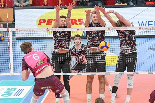 v.li.: Lovis Homberger (Energiequelle Netzhoppers, 6) schmettert den Ball gegen den Dürener Block, die erfolgreich blockieren, Aktion, Action, Spielszene, 23.02.2025, Düren (Deutschland), Volleyball, 1. Bundesliga Männer, SWD Powervolleys Düren - Energiequelle Netzhoppers KW