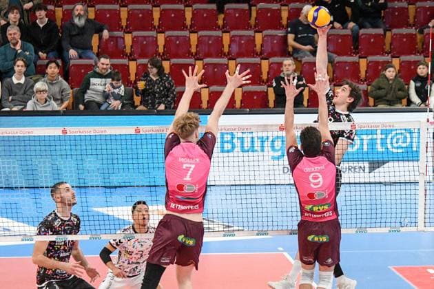 Robin Baghdady (Powervolleys Düren, 8) rechts mit einem Schmetterball gegen den Block, am Netz im Zweikampf, Duell, duel, tackle, Dynamik, Action, Aktion,, 23.02.2025, Düren (Deutschland), Volleyball, 1. Bundesliga Männer, SWD Powervolleys Düren - Energiequelle Netzhoppers KW