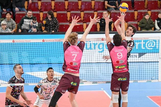 Robin Baghdady (Powervolleys Düren, 8) rechts mit einem Schmetterball gegen den Block, am Netz im Zweikampf, Duell, duel, tackle, Dynamik, Action, Aktion,, 23.02.2025, Düren (Deutschland), Volleyball, 1. Bundesliga Männer, SWD Powervolleys Düren - Energiequelle Netzhoppers KW