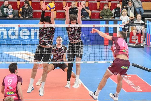 Yann Niclas Böhme (Energiequelle Netzhoppers, 17) rechts schmettert den Ball, der von Imanol Salazar (Powervolleys Düren, 5) blockiert wird, am Netz im Zweikampf, Duell, duel, tackle, Dynamik, Action, Aktion,, 23.02.2025, Düren (Deutschland), Volleyball, 1. Bundesliga Männer, SWD Powervolleys Düren - Energiequelle Netzhoppers KW
