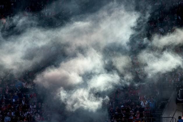 23.02.2025, Fußball, 1. FC Köln - Fortuna Düsseldorf, 2.. Fußball Bundesliga, 23. Spieltag, RheinEnergie-STADION, Saison 2024 2025: Nebel Rauch nach Pyrotechnik zieht über die Fans Zuschauer Besucher in der Südkurve Tribüne DFB regulations prohibit any use of photographs as image sequences and or quasi-video. Nordrhein-Westfalen Deutschland