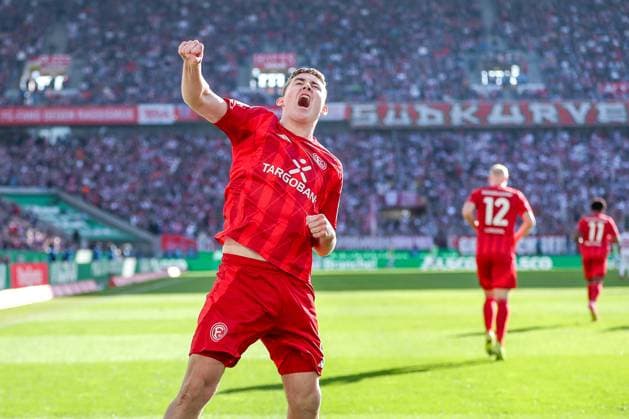 23.02.2025, Fußball, 1. FC Köln - Fortuna Düsseldorf, 2.. Fußball Bundesliga, 23. Spieltag, RheinEnergie-STADION, Saison 2024 2025: Torjubel nach dem 1:1 Ausgleich nach Handelfmeter durch Torschütze Isak Johannesson (Fortuna Düsseldorf 8) DFB regulations prohibit any use of photographs as image sequences and or quasi-video. Nordrhein-Westfalen Deutschland