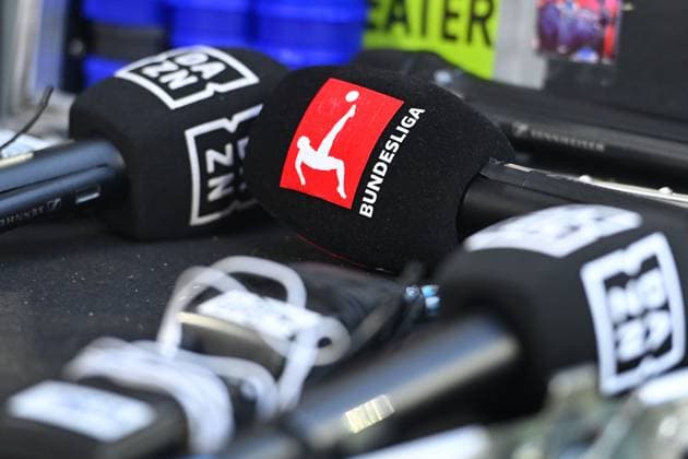 Randmotiv:Mikrofone von DAZN und Mikrofon mit Bundesliga Logo,Emblem. Fussball 1. Bundesliga Saison 2024 2025, 23.Spieltag, Spieltag23 FC Bayern Muenchen - Eintracht Frankfurt 4-0 am 23.02.2025 , A L L I A N Z A R E N A. *** Edge motif microphones from DAZN and microphone with Bundesliga logo, emblem football 1 Bundesliga season 2024 2025, 23 matchday, matchday23 FC Bayern Muenchen Eintracht Frankfurt 4 0 on 23 02 2025 , A L L I A N Z A R E N A