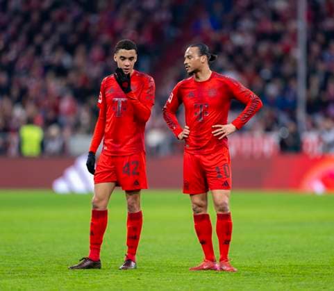 23.02.2025, Fussball 1. Bundesliga 2024 2025, 23. Spieltag, FC Bayern München - Eintracht Frankfurt, in der Allianz-Arena München. v.li: Jamal Musiala (FC Bayern München), Leroy Sane (Bayern München) ratlos.