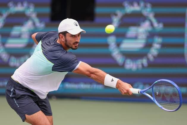 Hady Habib (LBN), Dubai Duty Free Tennis Championships, Dubai, U.A.E. Tennis - Dubai Tennis Championships 2025 - ATP, Tennis Herren - Dubai Duty Free Tennis Stadium - Dubai - - United Arab Emirates - 24 February 2025. Copyright: xJuergenxHasenkopfx