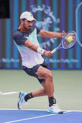Hady Habib (LBN), Dubai Duty Free Tennis Championships, Dubai, U.A.E. Tennis - Dubai Tennis Championships 2025 - ATP, Tennis Herren - Dubai Duty Free Tennis Stadium - Dubai - - United Arab Emirates - 24 February 2025. Copyright: xJuergenxHasenkopfx