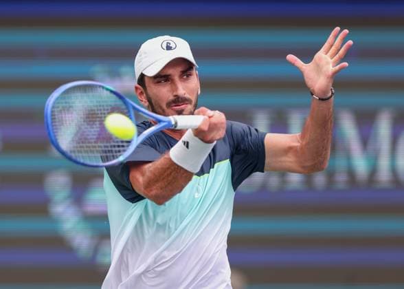 Hady Habib (LBN), Dubai Duty Free Tennis Championships, Dubai, U.A.E. Tennis - Dubai Tennis Championships 2025 - ATP, Tennis Herren - Dubai Duty Free Tennis Stadium - Dubai - - United Arab Emirates - 24 February 2025. Copyright: xJuergenxHasenkopfx