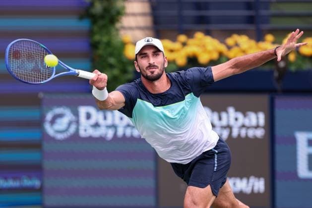 Sport Bilder des Tages Hady Habib (LBN), Dubai Duty Free Tennis Championships, Dubai, U.A.E. Tennis - Dubai Tennis Championships 2025 - ATP, Tennis Herren - Dubai Duty Free Tennis Stadium - Dubai - - United Arab Emirates - 24 February 2025. Copyright: xJuergenxHasenkopfx