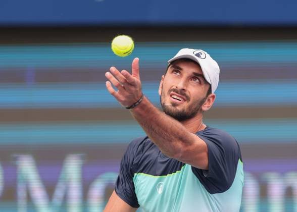 Hady Habib (LBN), Dubai Duty Free Tennis Championships, Dubai, U.A.E. Tennis - Dubai Tennis Championships 2025 - ATP, Tennis Herren - Dubai Duty Free Tennis Stadium - Dubai - - United Arab Emirates - 24 February 2025. Copyright: xJuergenxHasenkopfx