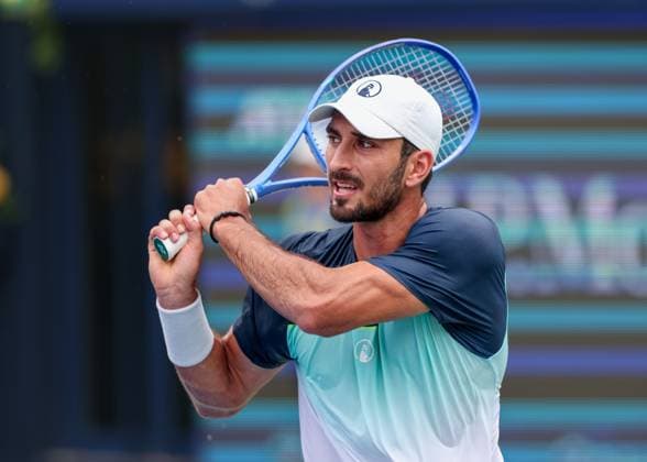 Hady Habib (LBN), Dubai Duty Free Tennis Championships, Dubai, U.A.E. Tennis - Dubai Tennis Championships 2025 - ATP, Tennis Herren - Dubai Duty Free Tennis Stadium - Dubai - - United Arab Emirates - 24 February 2025. Copyright: xJuergenxHasenkopfx