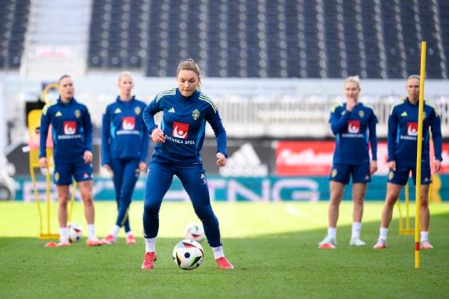 Sport Themen der Woche KW09 Sport Bilder des Tages WREXHAM 20250224 Sveriges Johanna Rytting Kaneryd under mandagens träning pa STÅK Racecourse i Wrexham inför matchen mellan Sverige och Wales i Nations League pa tisdag. *** Bilden ingar i SPORTPAKET. För övriga BETALBILD *** WREXHAM WALES FOTBOLL x10070x *** WREXHAM 20250224 Swedens Johanna Rytting Kaneryd during Mondays training session at STÅK Racecourse in Wrexham ahead of the match between Sweden and Wales in the Nations League on Tuesday Picture in SPORTS PACKAGE For others PAY PICTURE WREXHAM WALES FOOTBALL x10070x  Copyright: xJessicaxGowx xTTx DAMLANDSLAGET TRÄNAR I WALES