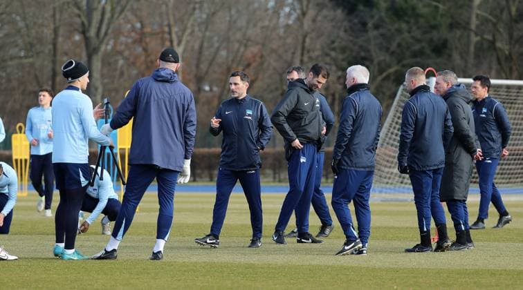 Mitte Trainer Stefan Leitl, Co Trainer Andre Mijatovic, Co Trainer Armin Reutershahn Fußball Fussball Saison 2024 2025 2. Bundesliga Herren DFL 24.02.2025 Training Auftakttrainining Hertha BSC Berlin DFL regulations prohibit any use of photographs as image sequences and or quasi-video.