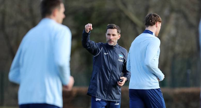 Trainer Stefan Leitl gibt Anweisungen Aktion Oberkörper Fußball Fussball Saison 2024 2025 2. Bundesliga Herren DFL 24.02.2025 Training Auftakttrainining Hertha BSC Berlin DFL regulations prohibit any use of photographs as image sequences and or quasi-video.