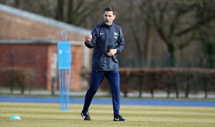 Trainer Stefan Leitl gibt Anweisungen Aktion Oberkörper Fußball Fussball Saison 2024 2025 2. Bundesliga Herren DFL 24.02.2025 Training Auftakttrainining Hertha BSC Berlin DFL regulations prohibit any use of photographs as image sequences and or quasi-video.