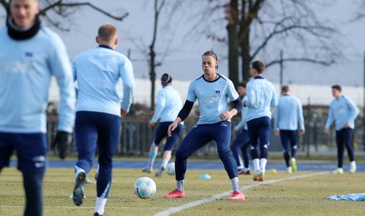 Derry Scherhant am Ball Einzelbild Freisteller Aktion Fußball Fussball Saison 2024 2025 2. Bundesliga Herren DFL 24.02.2025 Training Auftakttrainining Hertha BSC Berlin DFL regulations prohibit any use of photographs as image sequences and or quasi-video.
