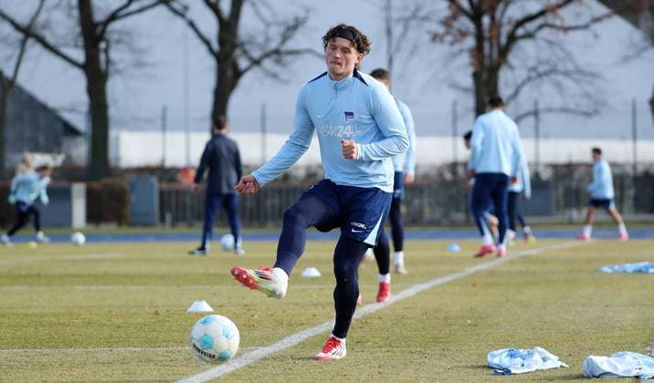 Fabian Reese am Ball Einzelbild Freisteller Aktion Fußball Fussball Saison 2024 2025 2. Bundesliga Herren DFL 24.02.2025 Training Auftakttrainining Hertha BSC Berlin DFL regulations prohibit any use of photographs as image sequences and or quasi-video.