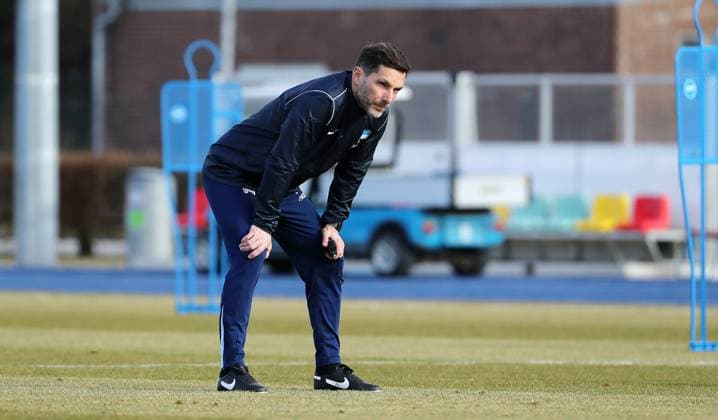 Trainer Stefan Leitl schaut zu Aktion Oberkörper Fußball Fussball Saison 2024 2025 2. Bundesliga Herren DFL 24.02.2025 Training Auftakttrainining Hertha BSC Berlin DFL regulations prohibit any use of photographs as image sequences and or quasi-video.