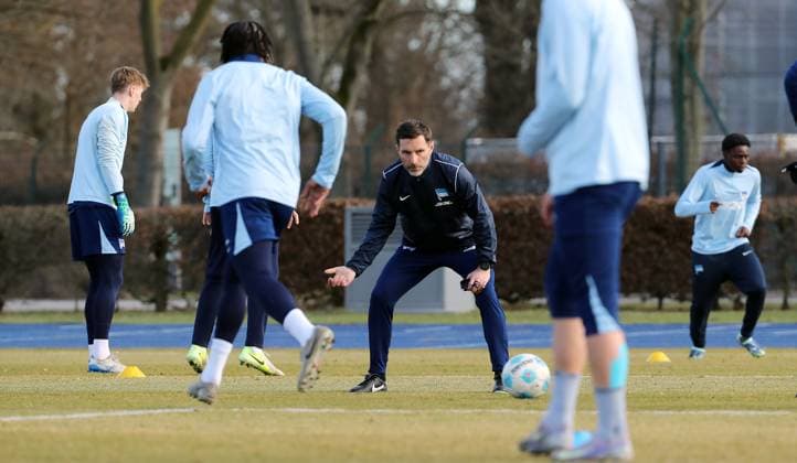 Trainer Stefan Leitl beobachtet Übungen Aktion Oberkörper Fußball Fussball Saison 2024 2025 2. Bundesliga Herren DFL 24.02.2025 Training Auftakttrainining Hertha BSC Berlin DFL regulations prohibit any use of photographs as image sequences and or quasi-video.