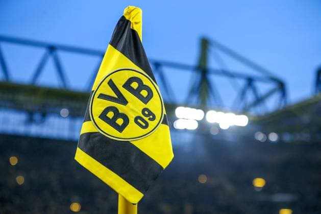19.02.2025, Fußball, UEFA Champions League, Borussia Dortmund - Sporting Lissabon, Signal Iduna Park, Knockout phase play-offs, Saison 2024 2025: Feature Eckfahne mit Logo Wappen Emblem BVB 09 Vereinslogo Nordrhein-Westfalen Deutschland