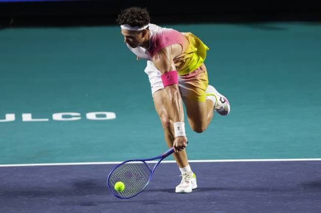 (250225) -- ACAPULCO, Feb. 25, 2025 -- Ben Shelton of the United States hits a return during the men s singles round of 32 match against Flavio Cobolli of Italy at the 2025 ATP, Tennis Herren Mexican Open tennis tournament in Acapulco, Mexico, Feb. 24, 2025. (Photo by Xinhua) (SP)MEXICO-ACAPULCO-TENNIS-ATP-MEXICAN OPEN FranciscoxCanedo 