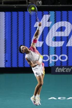 (250225) -- ACAPULCO, Feb. 25, 2025 -- Ben Shelton of the United States serves during the men s singles round of 32 match against Flavio Cobolli of Italy at the 2025 ATP, Tennis Herren Mexican Open tennis tournament in Acapulco, Mexico, Feb. 24, 2025. (Photo by Xinhua) (SP)MEXICO-ACAPULCO-TENNIS-ATP-MEXICAN OPEN FranciscoxCanedo 