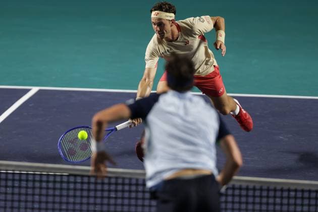 (250225) -- ACAPULCO, Feb. 25, 2025 -- Casper Ruud of Norway hits a return during the men s singles round of 32 match against Arthur Rinderknech of France at the 2025 ATP, Tennis Herren Mexican Open tennis tournament in Acapulco, Mexico, Feb. 24, 2025. (Photo by Xinhua) (SP)MEXICO-ACAPULCO-TENNIS-ATP-MEXICAN OPEN-MEN S SINGLES FranciscoxCanedo 