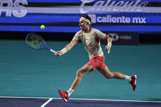(250225) -- ACAPULCO, Feb. 25, 2025 -- Casper Ruud of Norway hits a return during the men s singles round of 32 match against Arthur Rinderknech of France at the 2025 ATP, Tennis Herren Mexican Open tennis tournament in Acapulco, Mexico, Feb. 24, 2025. (Photo by Xinhua) (SP)MEXICO-ACAPULCO-TENNIS-ATP-MEXICAN OPEN-MEN S SINGLES FranciscoxCanedo 