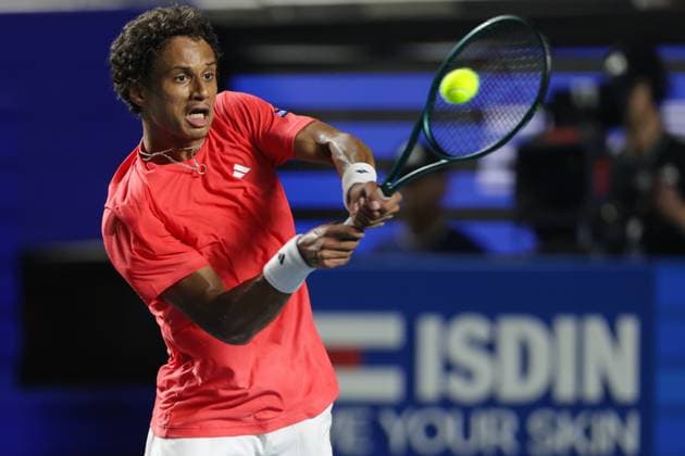 (250225) -- ACAPULCO, Feb. 25, 2025 -- Gabriel Diallo of Canada hits a return during the men s singles round of 32 match against Tommy Paul of the United States at the 2025 ATP, Tennis Herren Mexican Open tennis tournament in Acapulco, Mexico, Feb. 24, 2025. (Photo by Xinhua) (SP)MEXICO-ACAPULCO-TENNIS-ATP-MEXICAN OPEN-MEN S SINGLES FranciscoxCanedo 