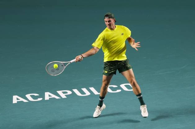 (250225) -- ACAPULCO, Feb. 25, 2025 -- Tommy Paul of the United States hits a return during the men s singles round of 32 match against Gabriel Diallo of Canada at the 2025 ATP, Tennis Herren Mexican Open tennis tournament in Acapulco, Mexico, Feb. 24, 2025. (Photo by Xinhua) (SP)MEXICO-ACAPULCO-TENNIS-ATP-MEXICAN OPEN-MEN S SINGLES FranciscoxCanedo 