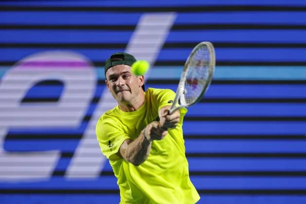 (250225) -- ACAPULCO, Feb. 25, 2025 -- Tommy Paul of the United States hits a return during the men s singles round of 32 match against Gabriel Diallo of Canada at the 2025 ATP, Tennis Herren Mexican Open tennis tournament in Acapulco, Mexico, Feb. 24, 2025. (Photo by Xinhua) (SP)MEXICO-ACAPULCO-TENNIS-ATP-MEXICAN OPEN-MEN S SINGLES FranciscoxCanedo 