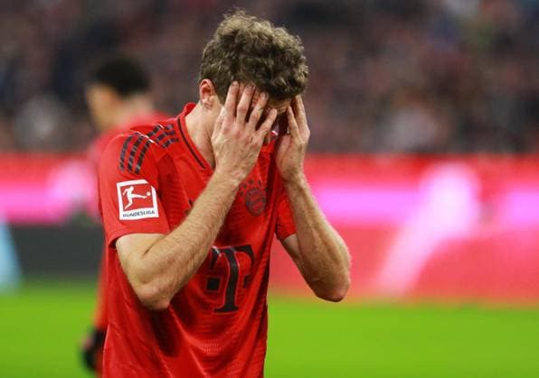 25 Thomas Müller (FCB) nach dem Zweikampf gegen 13 Rasmus Kristensen (Frankfurt) Portraet, Portrait, Schmerzen, Kopfschmerzen, Gestik, gestikuliert Fussball 1. BL FC Bayern München - Eintracht Frankfurt 23.02.2025 Allianz Arena FOTO: Mladen Lackovic LakoPress